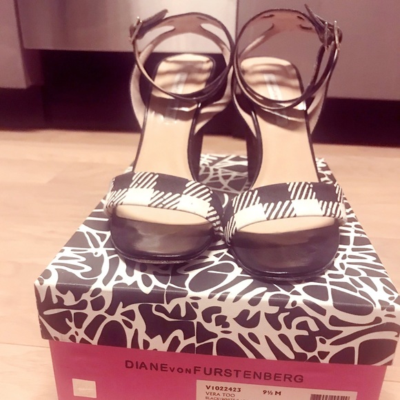 DVF Vera Too Houndstooth & Tortoise Sandals - Picture 2 of 4